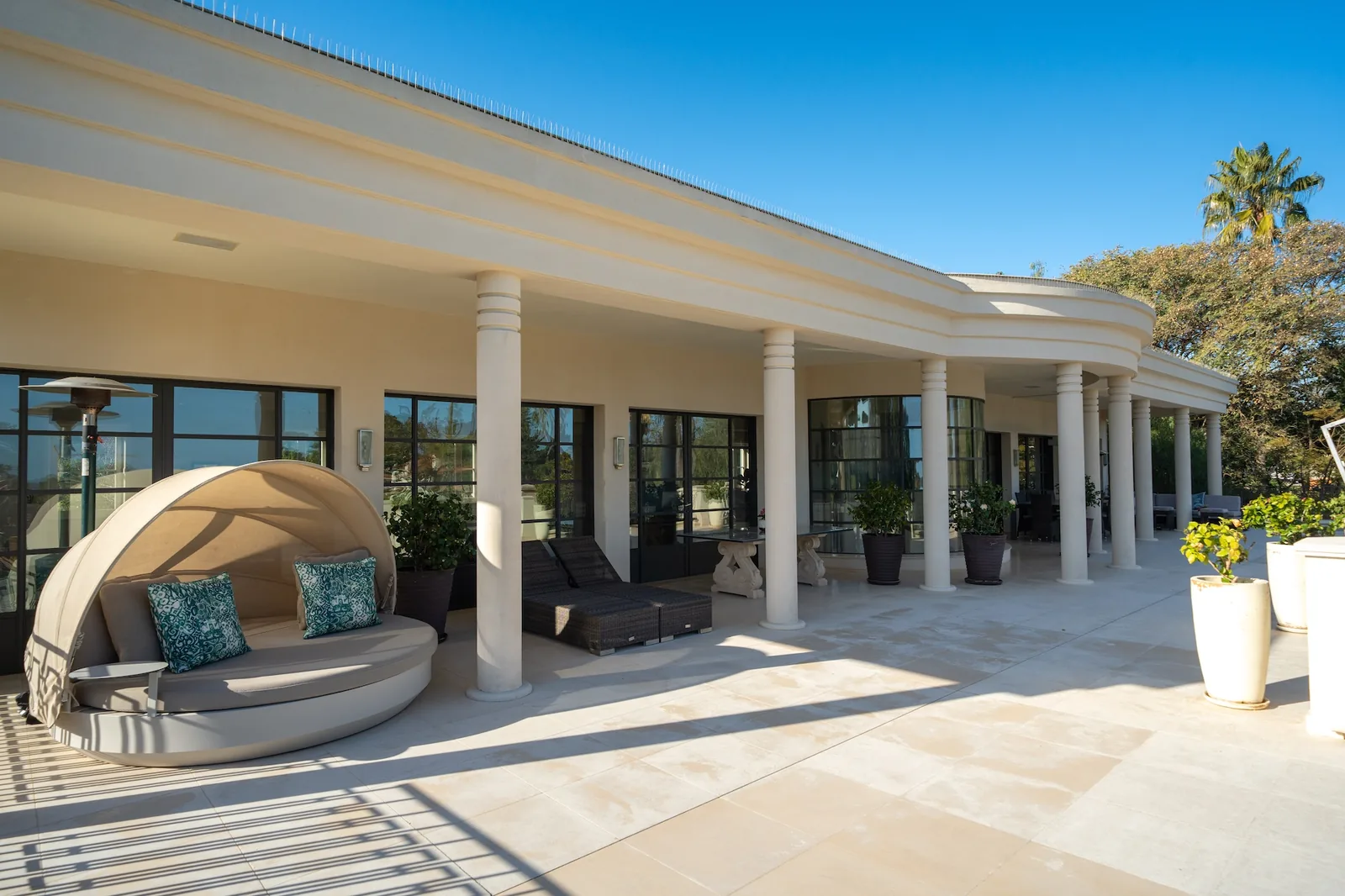 Villa Bahia – 1000 m² – Cap d'Antibes – Image n°1