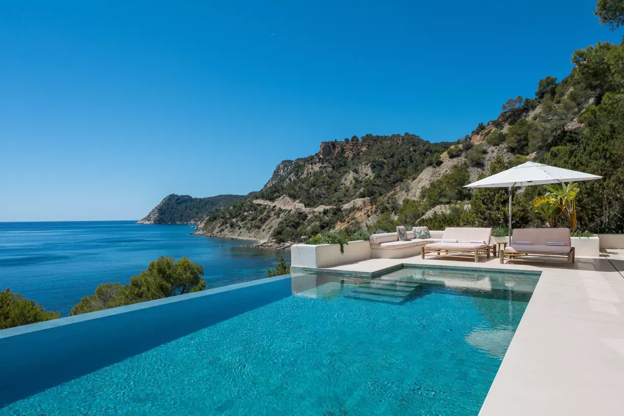 Villa Bambina – Beachfront Boho-Chic Villa in Es Cubells, Ibiza – 400 m² – Ibiza – Image n°1